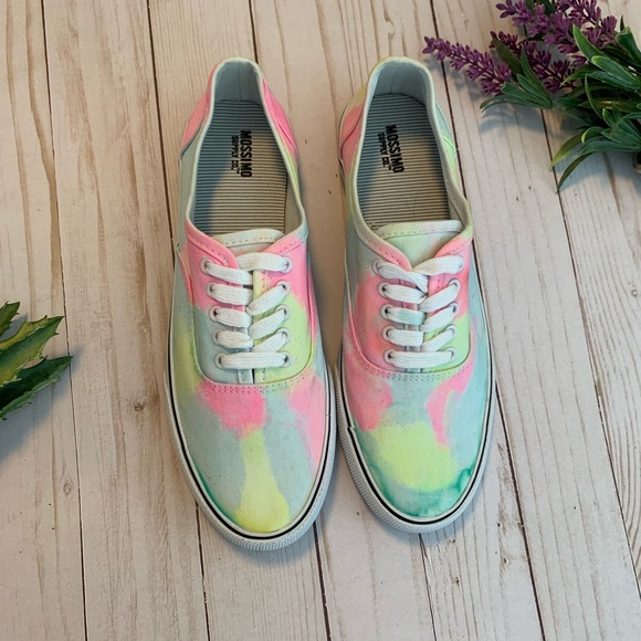 Tie Dye customized classic canvas sneaker 🌈 - Picture 2 of 9